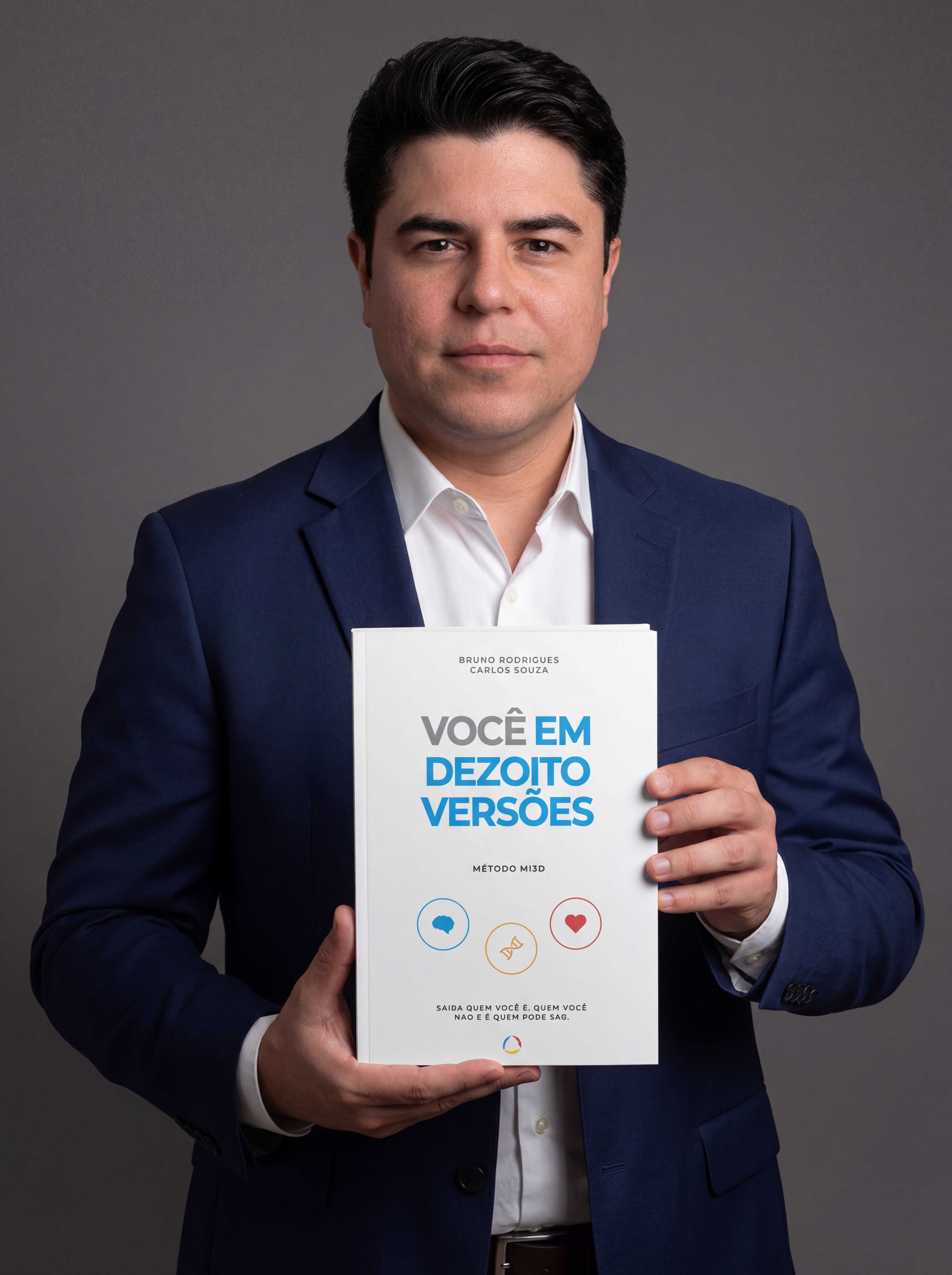 Bruno Rodrigues segurando o livro Você em Dezoito Versões — Método MI3D®